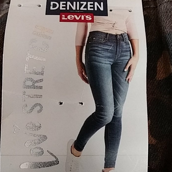 Hi-Rise Jeans - Picture 6 of 7